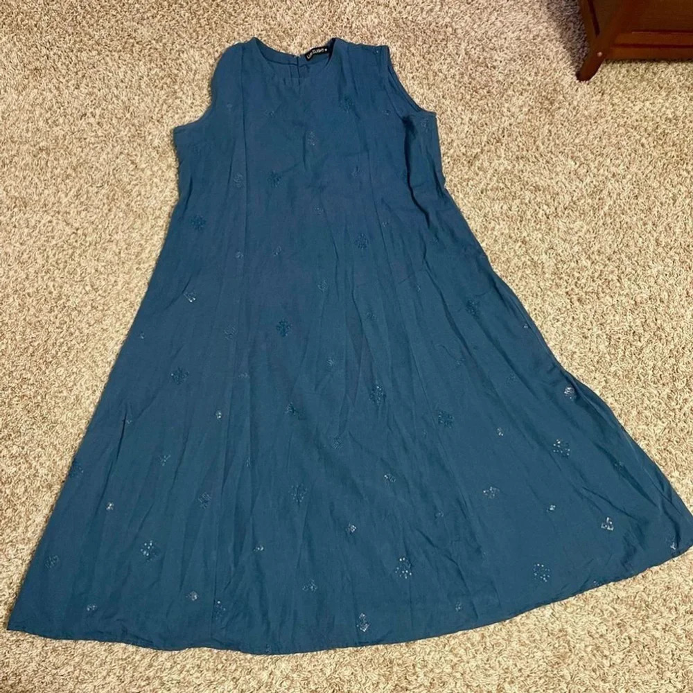 2 piece dress With a mixture of red, teal and green colors Size Medium - Picture 3 of 4